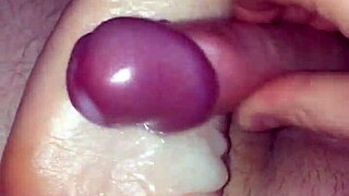 giving my gf a hot footjob till i cum on her soft feet 😍👣