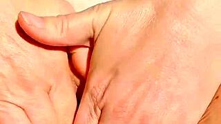 Maturemom fingers spreads her wet bald cunt closeup 😍🔥
