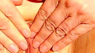 Maturemom fingers spreads her wet bald cunt closeup 😍🔥
