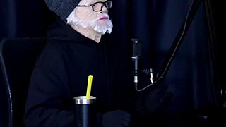 não faria uns fetiches com brinquedinhos? flor de damiana polêmica no see through red 😈🔥