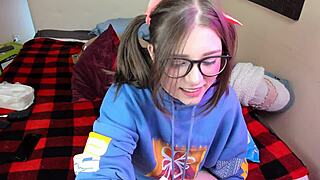 Nerdy glasses girl edges horny pussy with vibrator feet out for webcam viewers