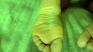 omg i absolutely love my girlfriend's cute little 18+ feet!!