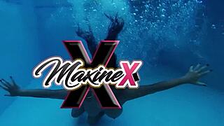 Maxine X vibes both her oriental holes she squirts 😍💦