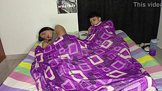 JOVEN COLOMBIANO SE MASTURBA Y MADRASTRA LE AYUDA CON SU VERGA