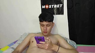 JOVEN COLOMBIANO SE MASTURBA Y MADRASTRA LE AYUDA CON SU VERGA