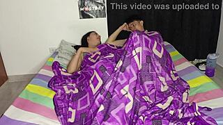 JOVEN COLOMBIANO SE MASTURBA Y MADRASTRA LE AYUDA CON SU VERGA