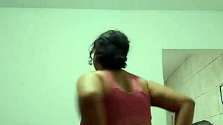 Chubby ninfeta shakes her sexy pussy dancing funk