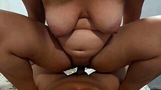 quieres ver como le meto duro a la culona de mi madrastra contra la pared?