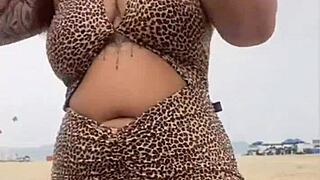 fui só de vestido sem calcinha pra praia... fã veio e rolou putaria