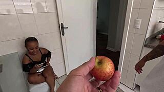 Pequena Safada Fode Doggystyle e Sai com Buceta Cheia de Porra Apertada