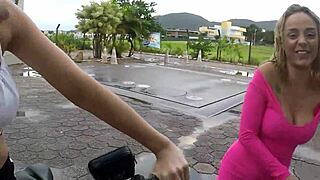 i can't stop staring at barbara alves' pernocas biking no panties in rain