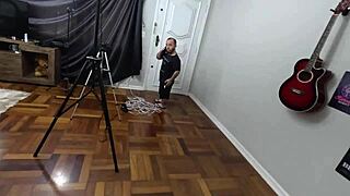 Pequena Safada Fode Doggystyle e Sai com Buceta Cheia de Porra Apertada