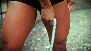 😍 tia marie flexes her muscular biceps while showing off those big tits 💪