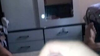 Pequeno pau gozando forte na punheta rápida