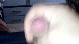 Pequeno pau gozando forte na punheta rápida