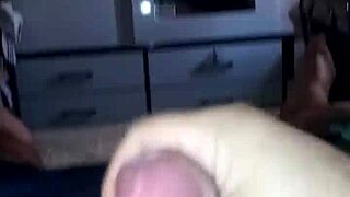 Pequeno pau gozando forte na punheta rápida