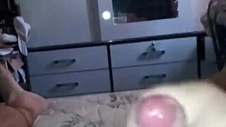 Pequeno pau gozando forte na punheta rápida