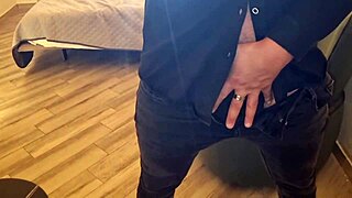 guarda come sborro ti vengo dritto in faccia e bevi tutto cazzo enorme!!