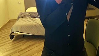 guarda come sborro ti vengo dritto in faccia e bevi tutto cazzo enorme!!