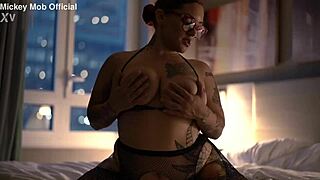 SANTANA RED SHAKES HER HUGE JUICY LATINA BOOTY!