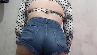 Suggestive latina trans rebolando shortinho socado sexy ass