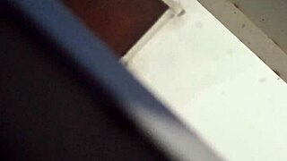 ouça ela gemendo alto enquanto leva rola dura da vizinha?