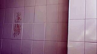 Neighbor Peeks At Swollen Pussy Flash Live