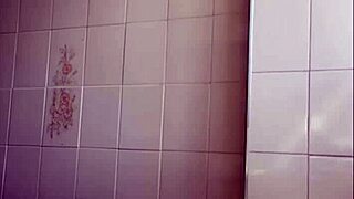 Neighbor Peeks At Swollen Pussy Flash Live