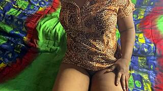 Sasur fingers bahu to squirting orgasm in viral clip