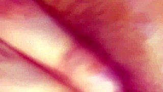 frotando mi clítoris húmedo en primer plano mientras gimo de placer