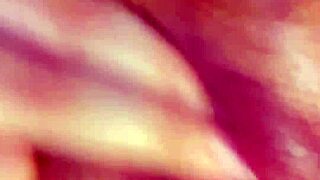 frotando mi clítoris húmedo en primer plano mientras gimo de placer