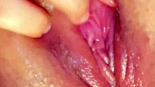 frotando mi clítoris húmedo en primer plano mientras gimo de placer