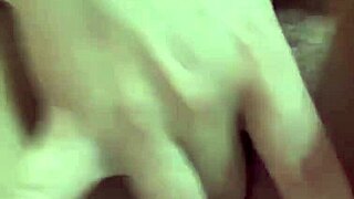 tu milf culona metiéndoselos hasta el fondo en su conchita? quieres verla gemir?
