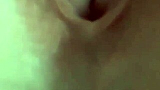 tu milf culona metiéndoselos hasta el fondo en su conchita? quieres verla gemir?