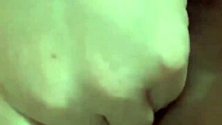 tu milf culona metiéndoselos hasta el fondo en su conchita? quieres verla gemir?