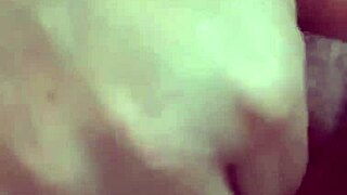 tu milf culona metiéndoselos hasta el fondo en su conchita? quieres verla gemir?