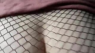 ella cabalga con medias de red meneando nalgas al ritmo de du hast