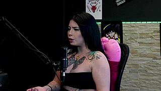 Morena gostosa tatuada mostra seus grandes peitos no jogo eu nunca apos lamber grelo da amiga