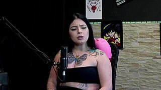Morena gostosa tatuada mostra seus grandes peitos no jogo eu nunca apos lamber grelo da amiga
