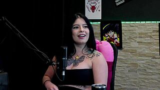 Morena gostosa tatuada mostra seus grandes peitos no jogo eu nunca apos lamber grelo da amiga
