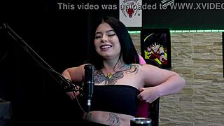 Morena gostosa tatuada mostra seus grandes peitos no jogo eu nunca apos lamber grelo da amiga