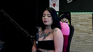 Morena gostosa tatuada mostra seus grandes peitos no jogo eu nunca apos lamber grelo da amiga