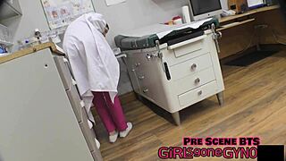 omg perverted podiatrist tickles feet makin her giggle so much 😂👣💋