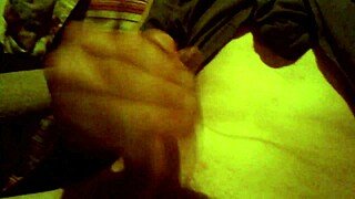 Kæreste leger afslappet med pikken mens han hænger ud med ven