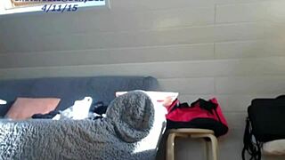 sexydea fingers shaved pussy deep on webcam with toys to orgasm