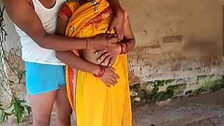 satin silk saree hugs muslim aunty's curves as lover presses boobs outdoors