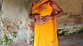 satin silk saree hugs muslim aunty's curves as lover presses boobs outdoors
