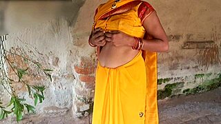 satin silk saree hugs muslim aunty's curves as lover presses boobs outdoors