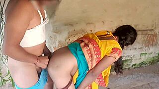 satin silk saree hugs muslim aunty's curves as lover presses boobs outdoors