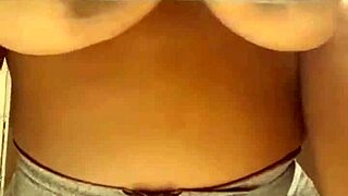 mamei nestes peitos grandes e murchos lactantes cheios de leite